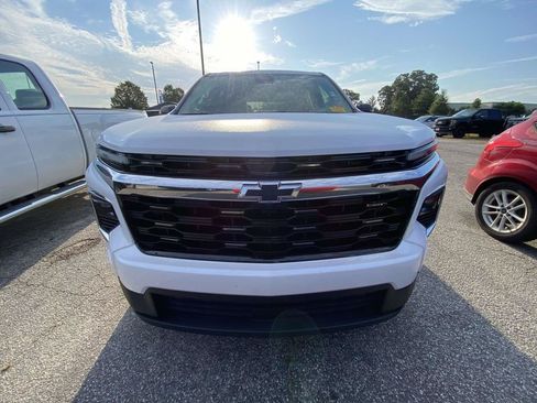 Used 2025 Chevrolet Traverse LT FWD image 2