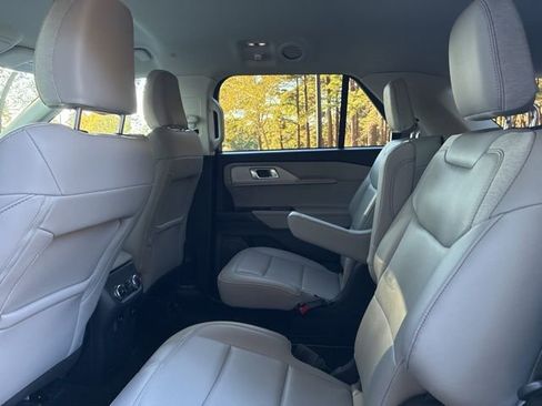 Used 2025 Ford Explorer Active w/ Active Comfort Package image 23