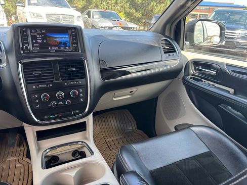 Used 2017 Dodge Grand Caravan SXT FWD image 17