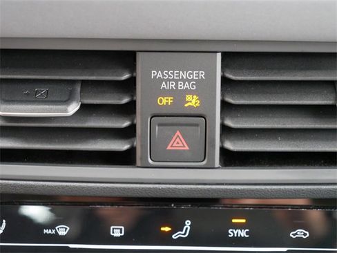 Certified 2025 Volkswagen Jetta SE image 30