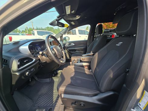 Used 2021 Chrysler Pacifica Touring w/ S Appearance Package FWD image 21