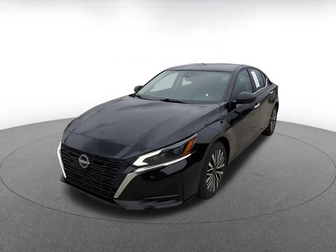 Used 2025 Nissan Altima 2.5 SV FWD image 7