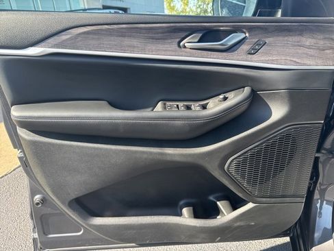 Used 2023 Jeep Grand Cherokee Limited w/ Luxury Tech Group II image 19