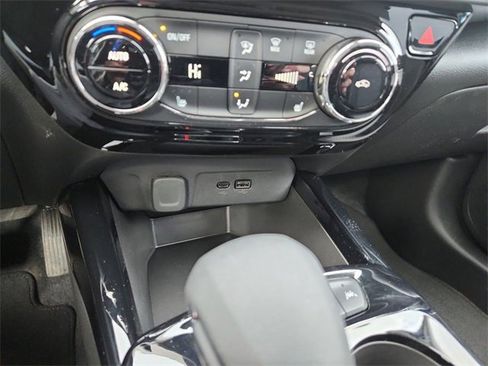 Certified 2025 Chevrolet Trax LT w/ LT Convenience Package image 17