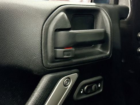 Used 2016 Jeep Wrangler Unlimited Rubicon w/ Connectivity Group AWD/4WD image 17