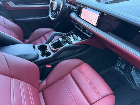 Certified 2024 Porsche Cayenne S AWD/4WD image 17
