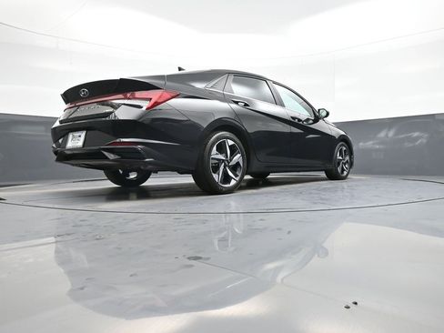 Certified 2023 Hyundai Elantra Limited w/ Preferred Accessory Package image 30