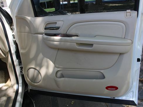 Used 2007 Cadillac Escalade AWD w/ Information Package image 20