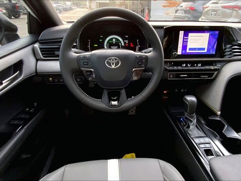 Used 2025 Toyota Camry SE w/ Convenience Package image 6