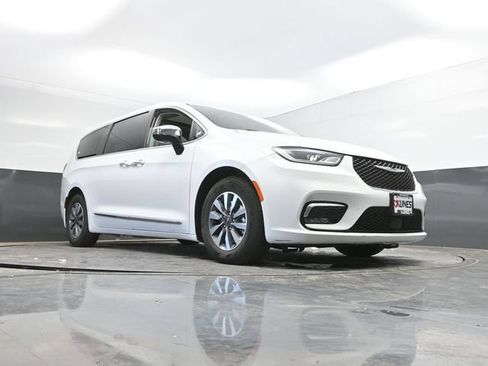 Used 2023 Chrysler Pacifica Limited FWD image 50