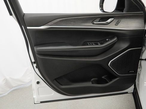 Used 2023 Jeep Grand Cherokee Limited w/ Black Appearance Package image 35