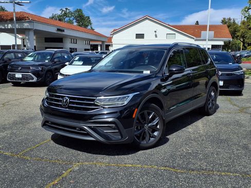 Used 2023 Volkswagen Tiguan SE w/ Panoramic Sunroof Package FWD image 26