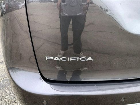 Used 2023 Chrysler Pacifica Touring-L FWD image 23
