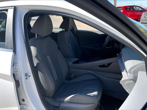 Used 2025 Hyundai Elantra SEL image 9