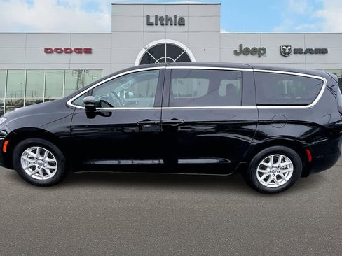 Used 2024 Chrysler Pacifica Touring-L image 3