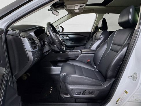 Used 2025 Nissan Rogue SV w/ SV Premium Package image 18