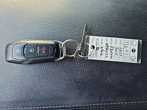 Used 2017 Ford Explorer XLT image 35