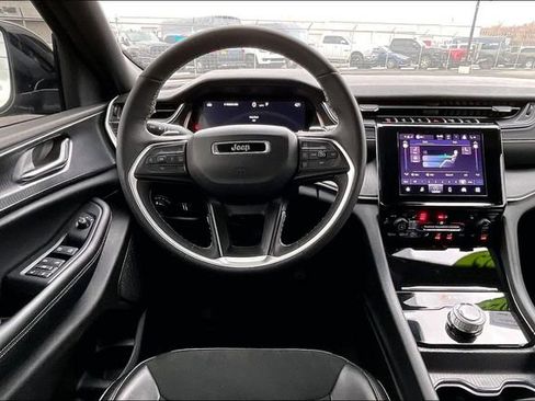 Used 2025 Jeep Grand Cherokee L Altitude image 5