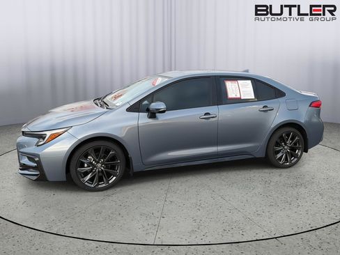 Used 2025 Toyota Corolla SE FWD image 3