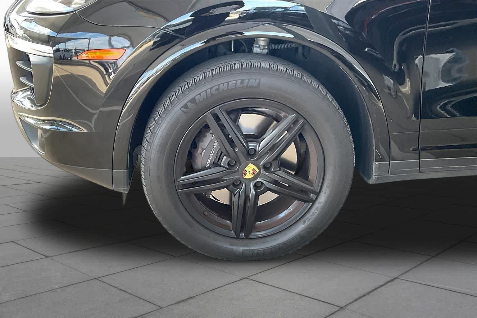 Used 2017 Porsche Cayenne Platinum Edition AWD/4WD image 10