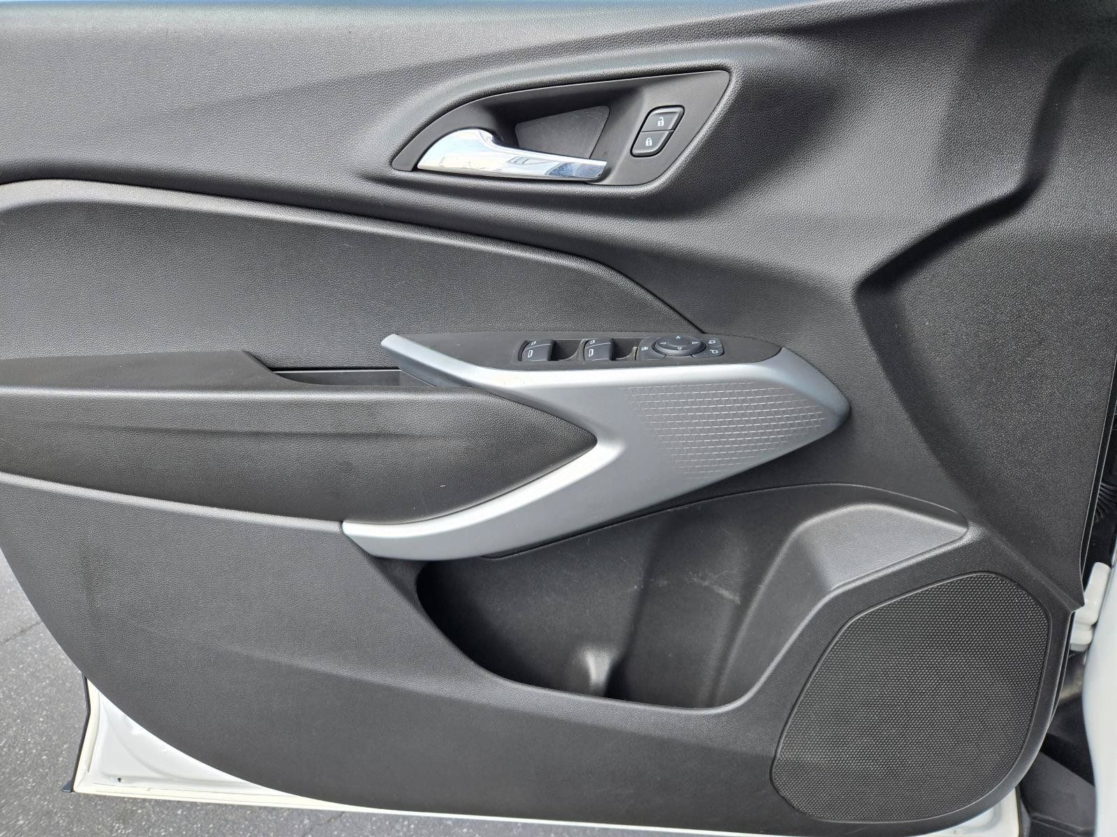 Used 2024 Chevrolet Trax RS w/ Sunroof Package FWD image 19