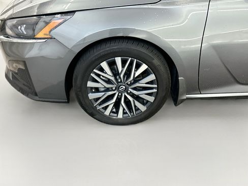 Used 2023 Nissan Altima 2.5 SV FWD image 11