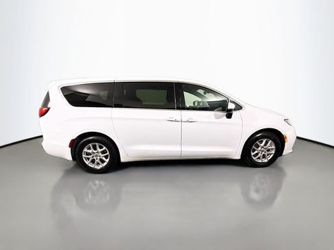 Used 2023 Chrysler Pacifica Touring FWD image 11