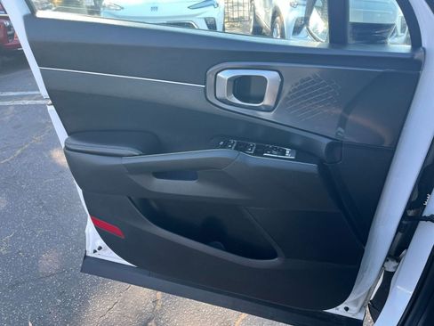 Used 2024 Kia Sorento S image 18