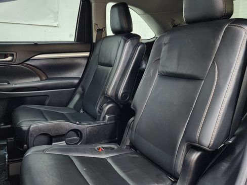 Used 2019 Toyota Highlander XLE AWD/4WD image 17