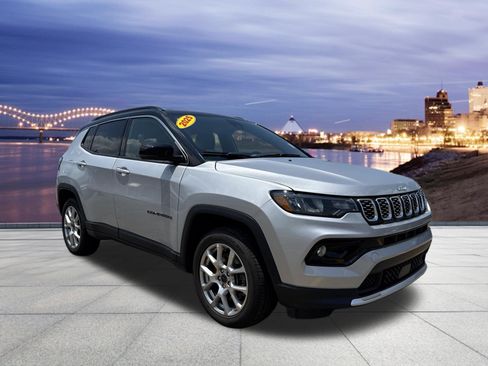 Used 2025 Jeep Compass Limited AWD/4WD image 4