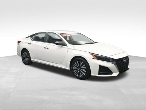Used 2025 Nissan Altima 2.5 SV FWD image 7