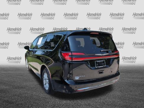 Used 2024 Chrysler Pacifica Touring-L FWD image 8