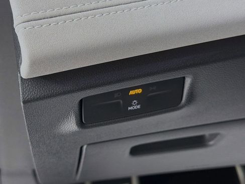 Used 2025 Volkswagen Tiguan SE R-Line image 10