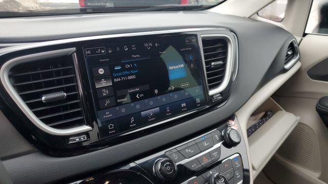 Used 2024 Chrysler Pacifica Touring-L FWD image 13