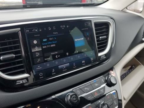 Certified 2024 Chrysler Pacifica Touring-L image 13