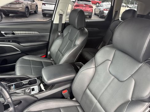 Used 2024 Kia Telluride EX w/ EX Captain's Chair Package image 11