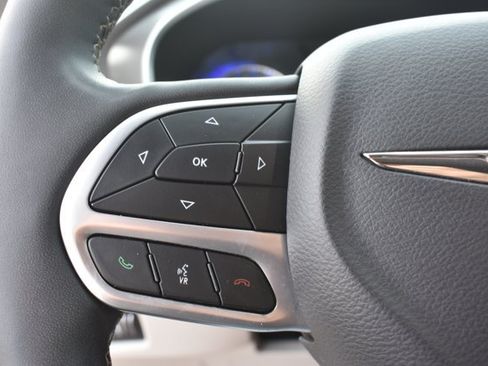Used 2024 Chrysler Pacifica Touring-L FWD image 21