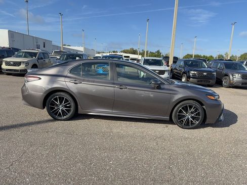 Used 2023 Toyota Camry SE image 5