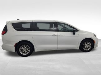 Used 2025 Chrysler Pacifica Select video 2