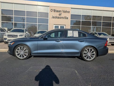 Used 2020 Volvo S60 T5 Momentum image 3