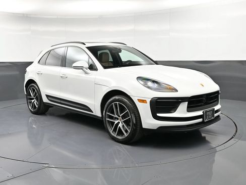 Used 2025 Porsche Macan AWD/4WD image 10