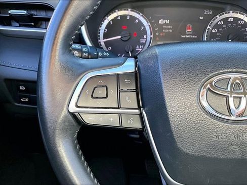 Used 2023 Toyota Highlander XLE image 11
