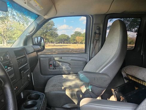 Used 2015 Chevrolet Express 2500 LT w/ LT Preferred Equipment Group image 13