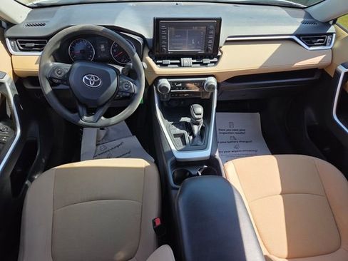 Used 2021 Toyota RAV4 LE FWD image 9