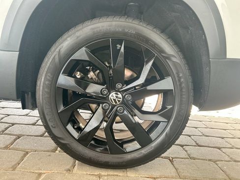 Certified 2023 Volkswagen Taos SE FWD image 40