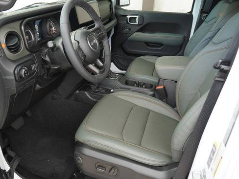 Used 2025 Jeep Gladiator Mojave w/ Convenience Group image 11