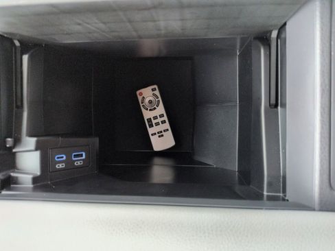 Used 2024 Toyota Sienna Limited image 26