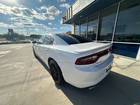 Used 2015 Dodge Charger SXT image 3