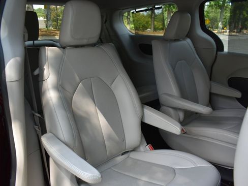 Used 2018 Chrysler Pacifica Touring-L FWD image 30