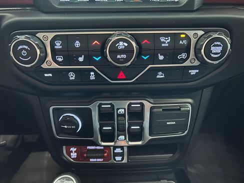 Used 2023 Jeep Gladiator Rubicon w/ Cold Weather Group AWD/4WD image 15